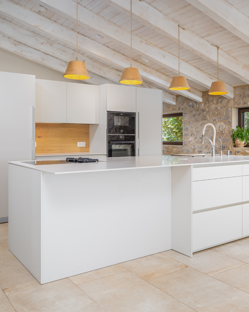 Cocinas blancas modernas y elegantes - Dalmau Interiors